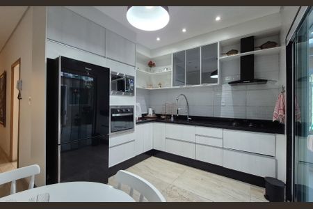 Casa para alugar com 130m², 2 quartos e 2 vagasCozinha