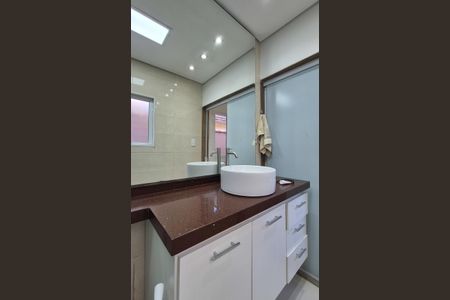 Casa para alugar com 130m², 2 quartos e 2 vagasBanheiro da suíte