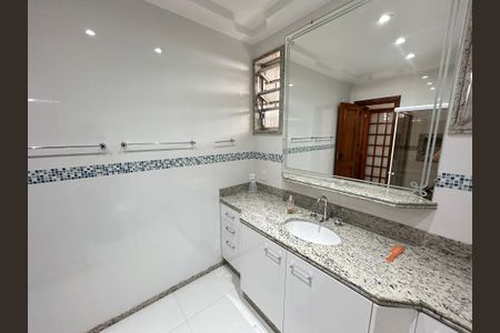 Casa à venda com 350m², 4 quartos e 5 vagasBanheiro 1
