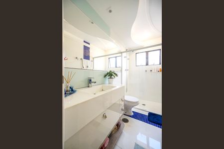 Apartamento à venda com 244m², 3 quartos e 3 vagasBanheiro social