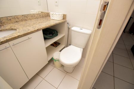 Apartamento à venda com 75m², 2 quartos e 3 vagas Apartamento à venda com 75m², 2 quartos e 3 vagasBanheiro social