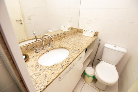 Apartamento à venda com 75m², 2 quartos e 3 vagas Apartamento à venda com 75m², 2 quartos e 3 vagasBanheiro social