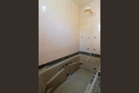 Casa de condomínio à venda com 440m², 6 quartos e 4 vagasBanheiro social