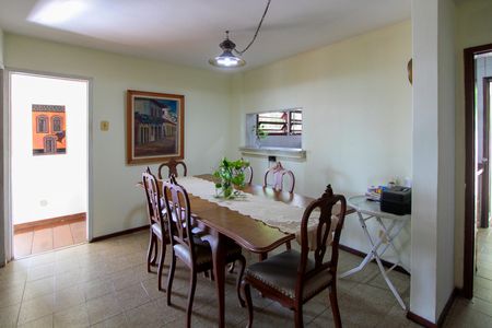 Casa de condomínio à venda com 440m², 6 quartos e 4 vagasSala de jantar