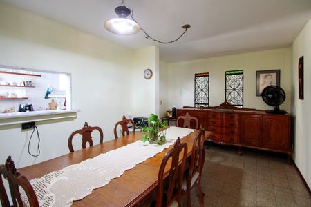 Casa de condomínio à venda com 440m², 6 quartos e 4 vagasSala de jantar