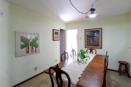 Casa de condomínio à venda com 440m², 6 quartos e 4 vagasSala de jantar