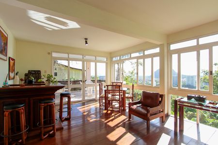 Casa de condomínio à venda com 440m², 6 quartos e 4 vagasSala