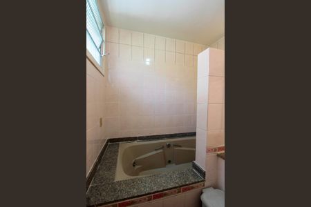 Casa de condomínio à venda com 440m², 6 quartos e 4 vagasBanheiro social