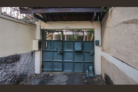 Casa à venda com 180m², 4 quartos e 1 vaga Casa à venda com 180m², 4 quartos e 1 vagaFachada