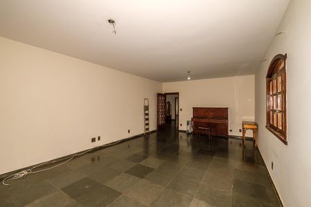 Casa à venda com 370m², 6 quartos e 4 vagas Casa à venda com 370m², 6 quartos e 4 vagasQuarto 1