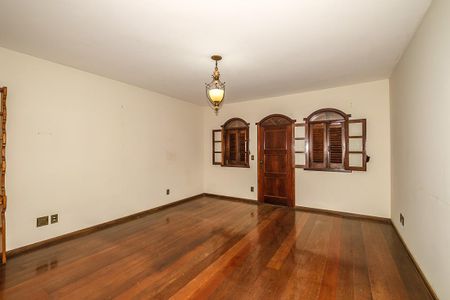 Casa à venda com 370m², 6 quartos e 4 vagas Casa à venda com 370m², 6 quartos e 4 vagasSuíte