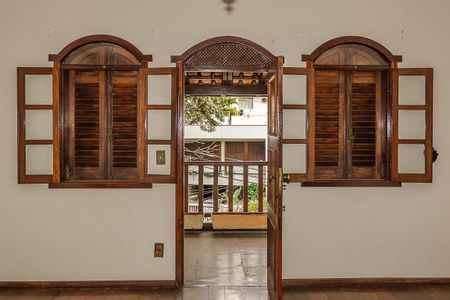 Casa à venda com 370m², 6 quartos e 4 vagas Casa à venda com 370m², 6 quartos e 4 vagasQuarto 3