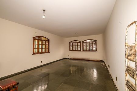 Casa à venda com 370m², 6 quartos e 4 vagas Casa à venda com 370m², 6 quartos e 4 vagasQuarto 1