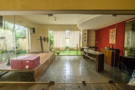 Casa à venda com 370m², 6 quartos e 4 vagas Casa à venda com 370m², 6 quartos e 4 vagasÁrea comum