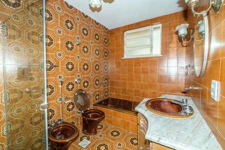 Casa à venda com 370m², 6 quartos e 4 vagas Casa à venda com 370m², 6 quartos e 4 vagasBanheiro/Suíte