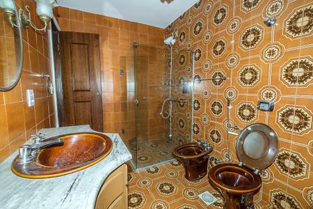 Casa à venda com 370m², 6 quartos e 4 vagas Casa à venda com 370m², 6 quartos e 4 vagasBanheiro/Suíte