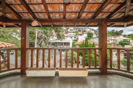 Casa à venda com 370m², 6 quartos e 4 vagas Casa à venda com 370m², 6 quartos e 4 vagasSacada/Quarto 3