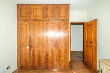 Casa à venda com 370m², 6 quartos e 4 vagas Casa à venda com 370m², 6 quartos e 4 vagasQuarto 4