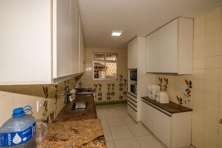 Casa à venda com 370m², 6 quartos e 4 vagas Casa à venda com 370m², 6 quartos e 4 vagasCozinha