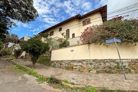 Casa à venda com 370m², 6 quartos e 4 vagas Casa à venda com 370m², 6 quartos e 4 vagasFachada