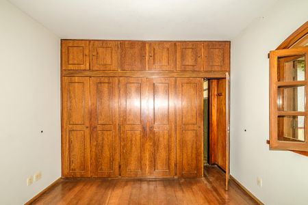 Casa à venda com 370m², 6 quartos e 4 vagas Casa à venda com 370m², 6 quartos e 4 vagasSuíte 2