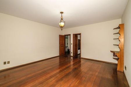 Casa à venda com 370m², 6 quartos e 4 vagas Casa à venda com 370m², 6 quartos e 4 vagasSuíte