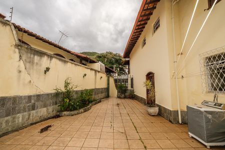 Casa à venda com 370m², 6 quartos e 4 vagas Casa à venda com 370m², 6 quartos e 4 vagasÁrea comum