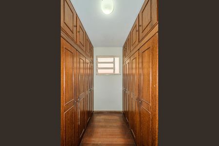 Casa à venda com 370m², 6 quartos e 4 vagas Casa à venda com 370m², 6 quartos e 4 vagasCloset /Suíte