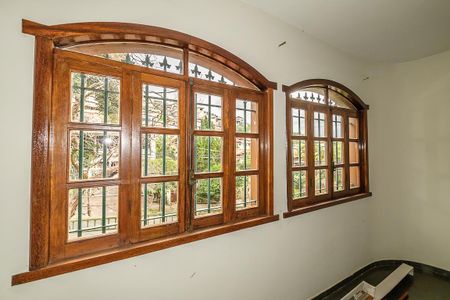 Casa à venda com 370m², 6 quartos e 4 vagas Casa à venda com 370m², 6 quartos e 4 vagasQuarto 1