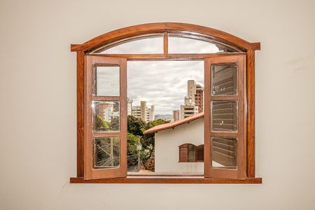 Casa à venda com 370m², 6 quartos e 4 vagas Casa à venda com 370m², 6 quartos e 4 vagasQuarto 2