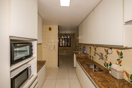 Casa à venda com 370m², 6 quartos e 4 vagas Casa à venda com 370m², 6 quartos e 4 vagasCozinha