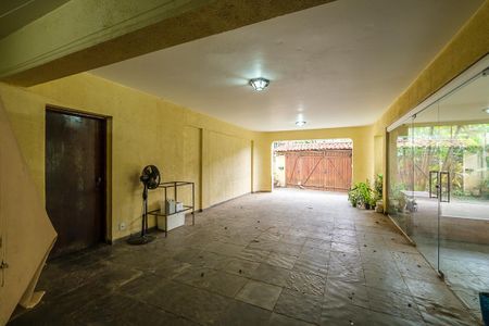 Casa à venda com 370m², 6 quartos e 4 vagas Casa à venda com 370m², 6 quartos e 4 vagasÁrea comum