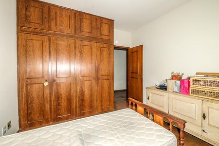 Casa à venda com 370m², 6 quartos e 4 vagas Casa à venda com 370m², 6 quartos e 4 vagasQuarto 4