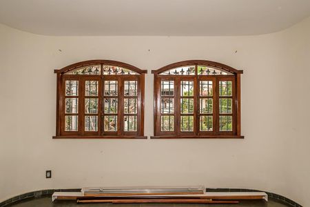 Casa à venda com 370m², 6 quartos e 4 vagas Casa à venda com 370m², 6 quartos e 4 vagasQuarto 1