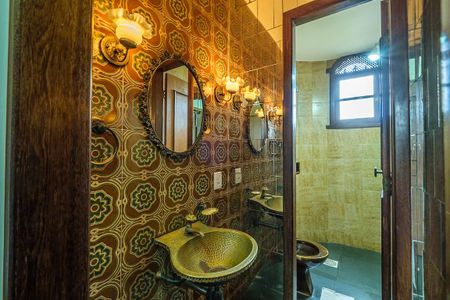 Casa à venda com 370m², 6 quartos e 4 vagas Casa à venda com 370m², 6 quartos e 4 vagasLavabo