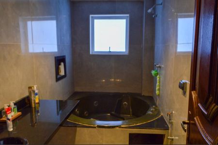 Casa de condomínio à venda com 640m², 3 quartos e 6 vagas Casa de condomínio à venda com 640m², 3 quartos e 6 vagasBanheiro 2 da Suíte 3