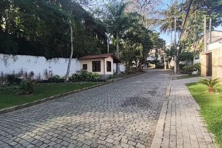 Casa de condomínio à venda com 640m², 3 quartos e 6 vagas Casa de condomínio à venda com 640m², 3 quartos e 6 vagasPortaria