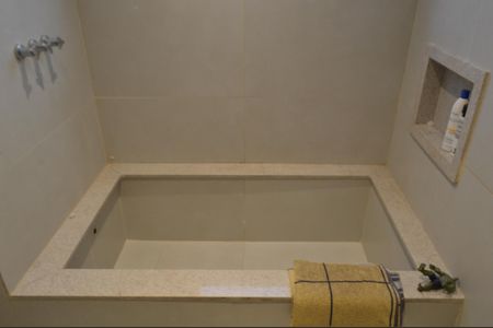 Casa de condomínio à venda com 640m², 3 quartos e 6 vagas Casa de condomínio à venda com 640m², 3 quartos e 6 vagasBanheiro da Suíte 1