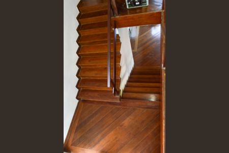 Casa de condomínio à venda com 640m², 3 quartos e 6 vagas Casa de condomínio à venda com 640m², 3 quartos e 6 vagasEscada