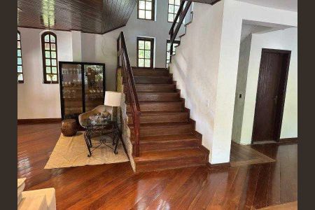 Casa de condomínio à venda com 640m², 3 quartos e 6 vagas Casa de condomínio à venda com 640m², 3 quartos e 6 vagasEscada