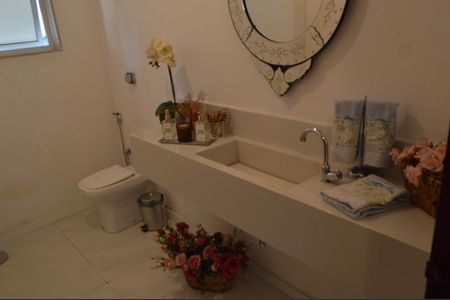 Casa de condomínio à venda com 640m², 3 quartos e 6 vagas Casa de condomínio à venda com 640m², 3 quartos e 6 vagasLavabo