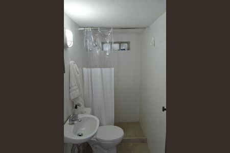 Casa de condomínio à venda com 640m², 3 quartos e 6 vagas Casa de condomínio à venda com 640m², 3 quartos e 6 vagasBanheiro de Serviço