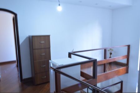 Casa de condomínio à venda com 640m², 3 quartos e 6 vagas Casa de condomínio à venda com 640m², 3 quartos e 6 vagasHall da Escada