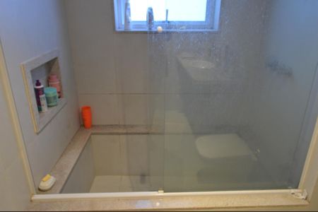 Casa de condomínio à venda com 640m², 3 quartos e 6 vagas Casa de condomínio à venda com 640m², 3 quartos e 6 vagasBanheiro da Suíte 2