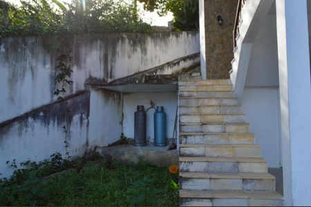 Casa de condomínio à venda com 640m², 3 quartos e 6 vagas Casa de condomínio à venda com 640m², 3 quartos e 6 vagasEscada