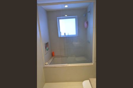 Casa de condomínio à venda com 640m², 3 quartos e 6 vagas Casa de condomínio à venda com 640m², 3 quartos e 6 vagasBanheiro da Suíte 2