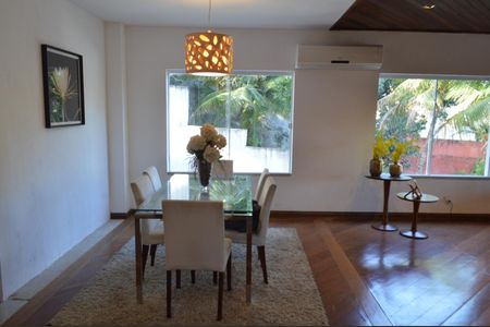 Casa de condomínio à venda com 640m², 3 quartos e 6 vagas Casa de condomínio à venda com 640m², 3 quartos e 6 vagasSala