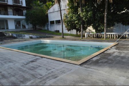 Casa de condomínio à venda com 640m², 3 quartos e 6 vagas Casa de condomínio à venda com 640m², 3 quartos e 6 vagasPiscina