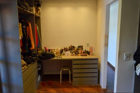 Casa de condomínio à venda com 640m², 3 quartos e 6 vagas Casa de condomínio à venda com 640m², 3 quartos e 6 vagasCloset da Suíte 3