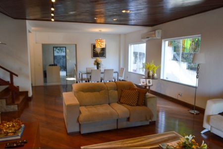 Casa de condomínio à venda com 640m², 3 quartos e 6 vagas Casa de condomínio à venda com 640m², 3 quartos e 6 vagasSala